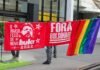El humanismo como brújula: por qué los foros de diálogo filosófico son más necesarios que nunca en la sociedad contemporánea a person holding a flag