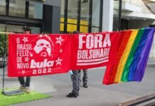 El humanismo como brújula: por qué los foros de diálogo filosófico son más necesarios que nunca en la sociedad contemporánea a person holding a flag