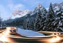 El Camino de Invierno Transforma Chantada: Auge del Turismo Peregrino y Nuevos Horizontes Culturales timelapse photo of vehicles near trees