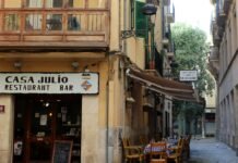 Camilo conquista España en 2027: La gira de ‘Para cuando sean mayores’ promete ser el evento musical del verano brown wooden chairs and tables outside store during daytime