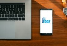 Sage Expenses llega a España: La revolución en la gestión inteligente de gastos empresariales a cell phone on a laptop