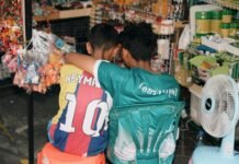 Neymar y el ocaso de una era: reflexiones sobre el retiro de un genio irrepetible del fútbol mundial Two boys sitting together with arms around each other