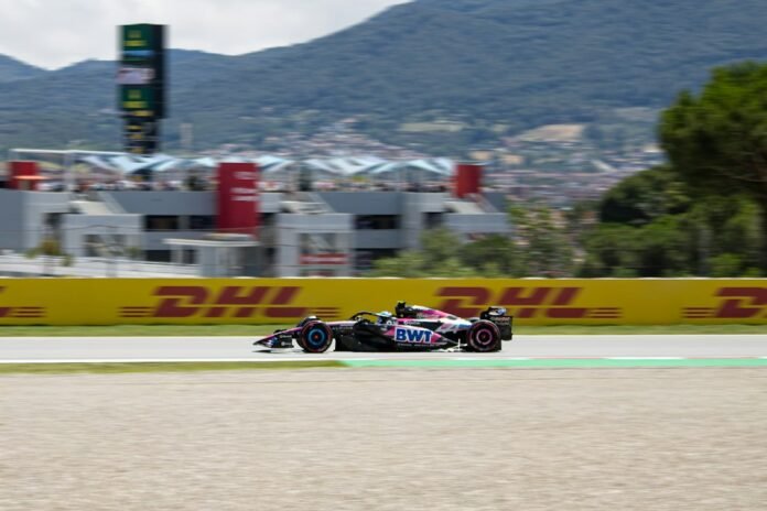 image_1792915239680 Formula 1 race car speeds down the track