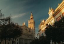 Cambio de Hora en España: Todo lo que Necesitas Saber Sobre el Regreso al Horario de Invierno The giralda tower and seville cathedral bathed in warm sunlight