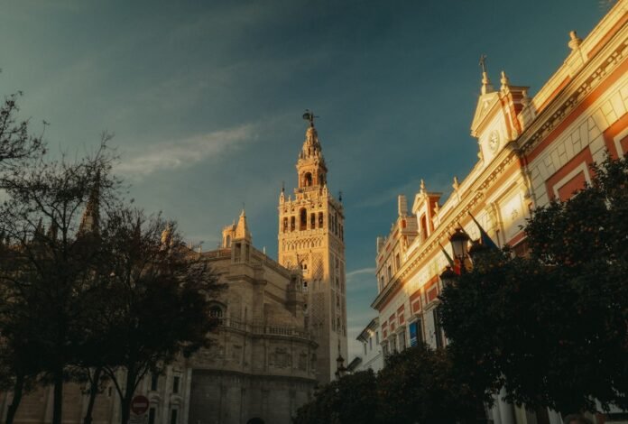image_1792936832608 The giralda tower and seville cathedral bathed in warm sunlight