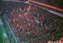 Wagner en Roma: Siegfried resuena junto al Vaticano en el camino hacia el aniversario del Anillo del Nibelungo A large crowd of people at a soccer game