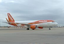 Internet en las nubes: EasyJet apuesta por Starlink para transformar la experiencia de vuelo en 2027 airliner in runway