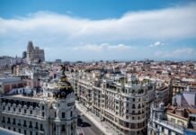 Vox Madrid refuerza su apuesta institucional con tres diputados autonómicos como candidatos al Senado white concrete building under blue sky during daytime