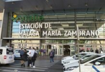 PP y Vox sellan una alianza estratégica para el Senado: el tablero electoral se redefine en la derecha española people walking in front of a building