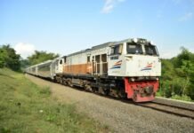 Huelga de maquinistas ferroviarios: cuando la seguridad se convierte en una exigencia irrenunciable red and gray train on rail tracks during daytime