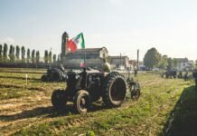 El Agroforo de Tarancón se aplaza: cuando la tragedia humana impone una pausa necesaria en el debate agrícola black tractor on green grass field during daytime