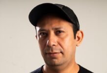 Antonio Fernández de Buján: Un Maestro del Derecho Romano que Trasciende los Siglos man in black crew neck shirt wearing black cap