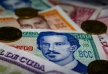 El peso de gobernar las infraestructuras: cuando la comunicación política choca con la realidad del ferroviario español 20 banknote on white and blue textile