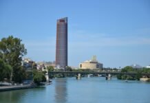 Lorena Torres: La española que trabaja en la sombra y puede tocar el cielo de la WNBA brown concrete building near body of water during daytime