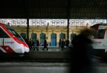 Colisión de trenes en España: Una tragedia que trasciende fronteras y une a viajeros de todo el mundo view photography of red and white train station