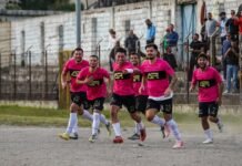 Copa del Rey: Los grandes superan la primera criba aunque con más apuros de los esperados Football players in pink jerseys celebrate on field