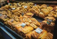 Vuelos a Andalucía con precios limitados: Una oportunidad histórica para conectar el sur de España pastries displayed in trays
